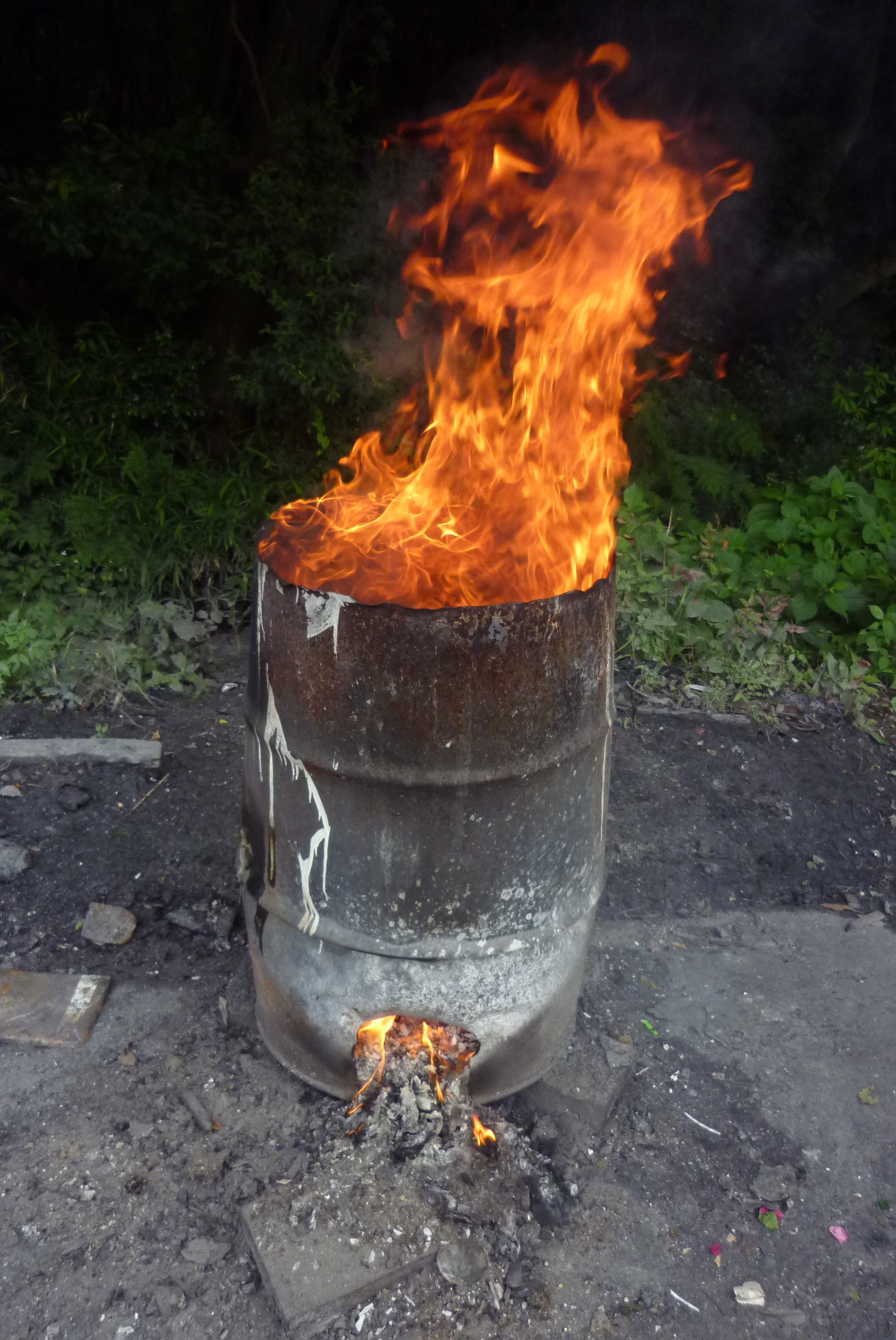 ドラム缶による野外焼却の画像