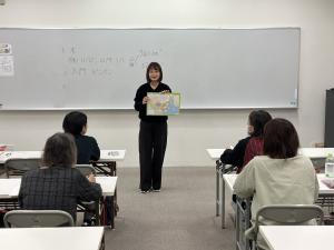 中国地図を持って説明する講師