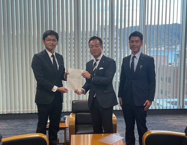 報告書提出の様子