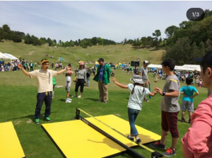 スラックラインを体験する様子