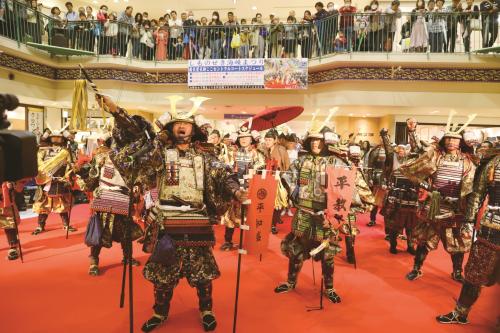 源平武者行列で、甲冑姿の武者が威勢よく勝ちどきを上げる