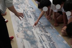 文関小学校における複製画を活用した授業の様子